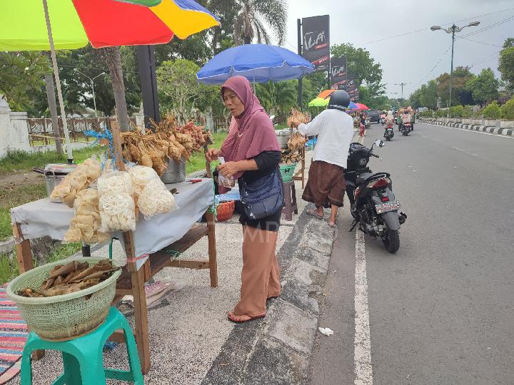 Cerita Pedagang Ketupat Menjelang Lebaran Topat di Lombok