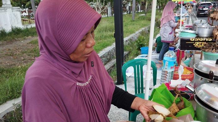 Lebaran Topat Dimanfaatkan Warga Punia Kota Mataram Berjualan Ketupat dan Opor