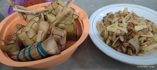 Tupat, Lontong dan Kue Bantal yang Tak Tergantikan
